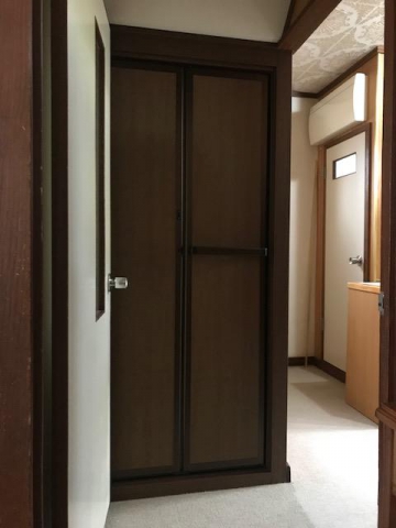 階段下の壁を抜いて、室内折戸を設置しました。札幌し手稲区Ｙ様邸